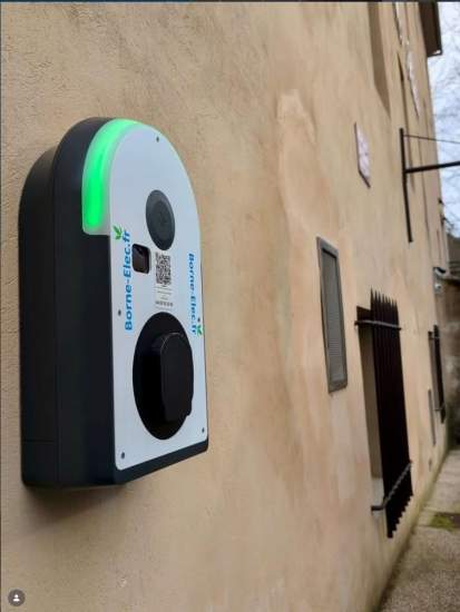 Borne IRVE Hotel du poete